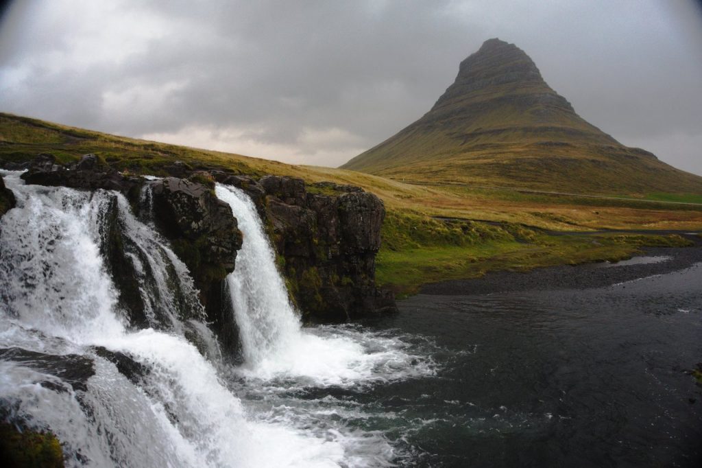 Der Berg Kirkjufell mit dem Wasserfall  Kirkjufellsfoss