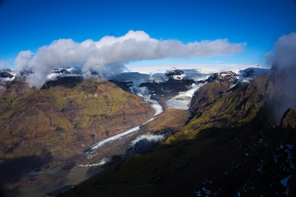 Ausblick vom Gipfel des Kristínartindar über die umliegenden Berge